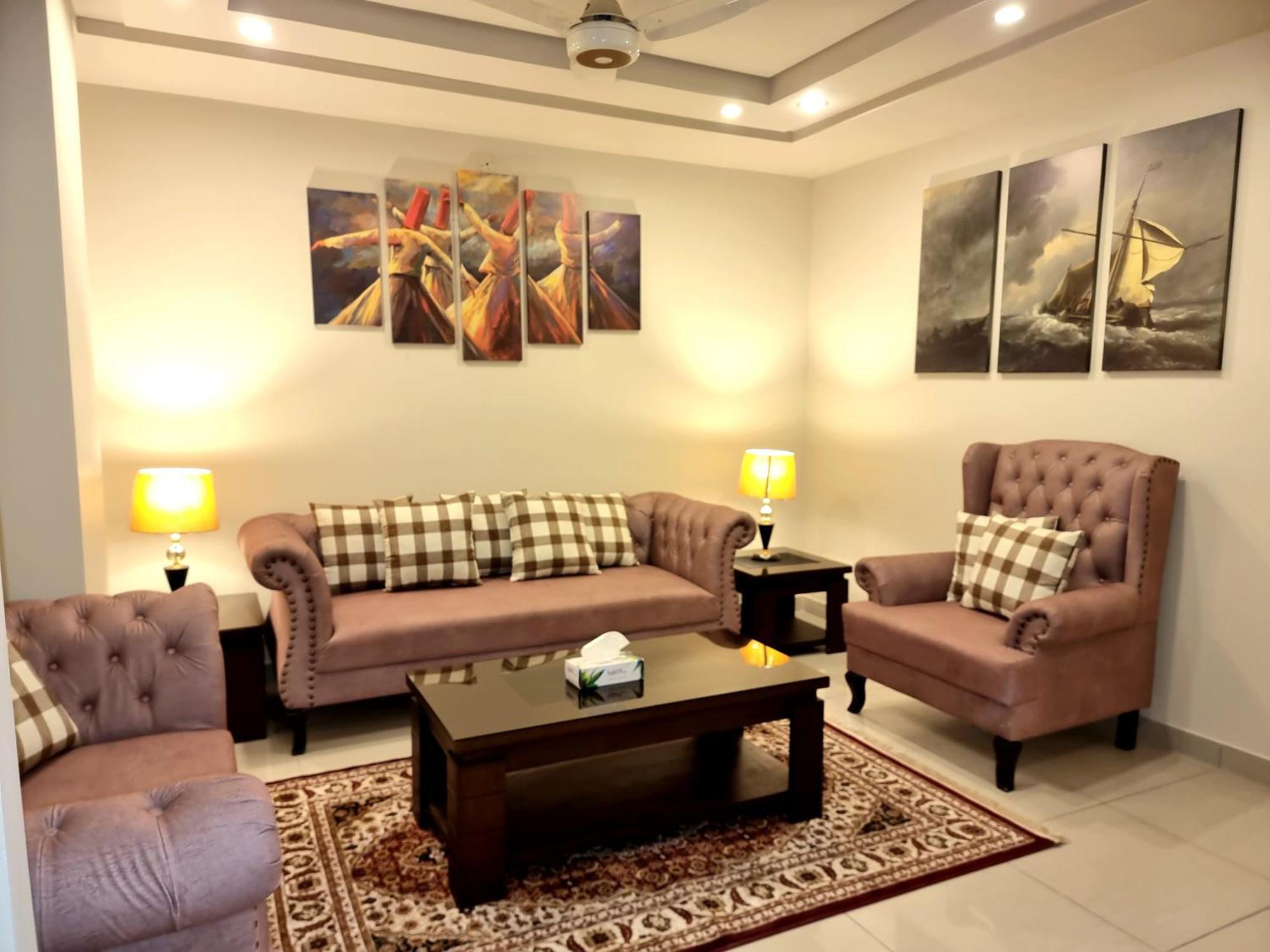 Luxurious Landing Apartments & Suites Bahria Town Равалпинди Стая снимка