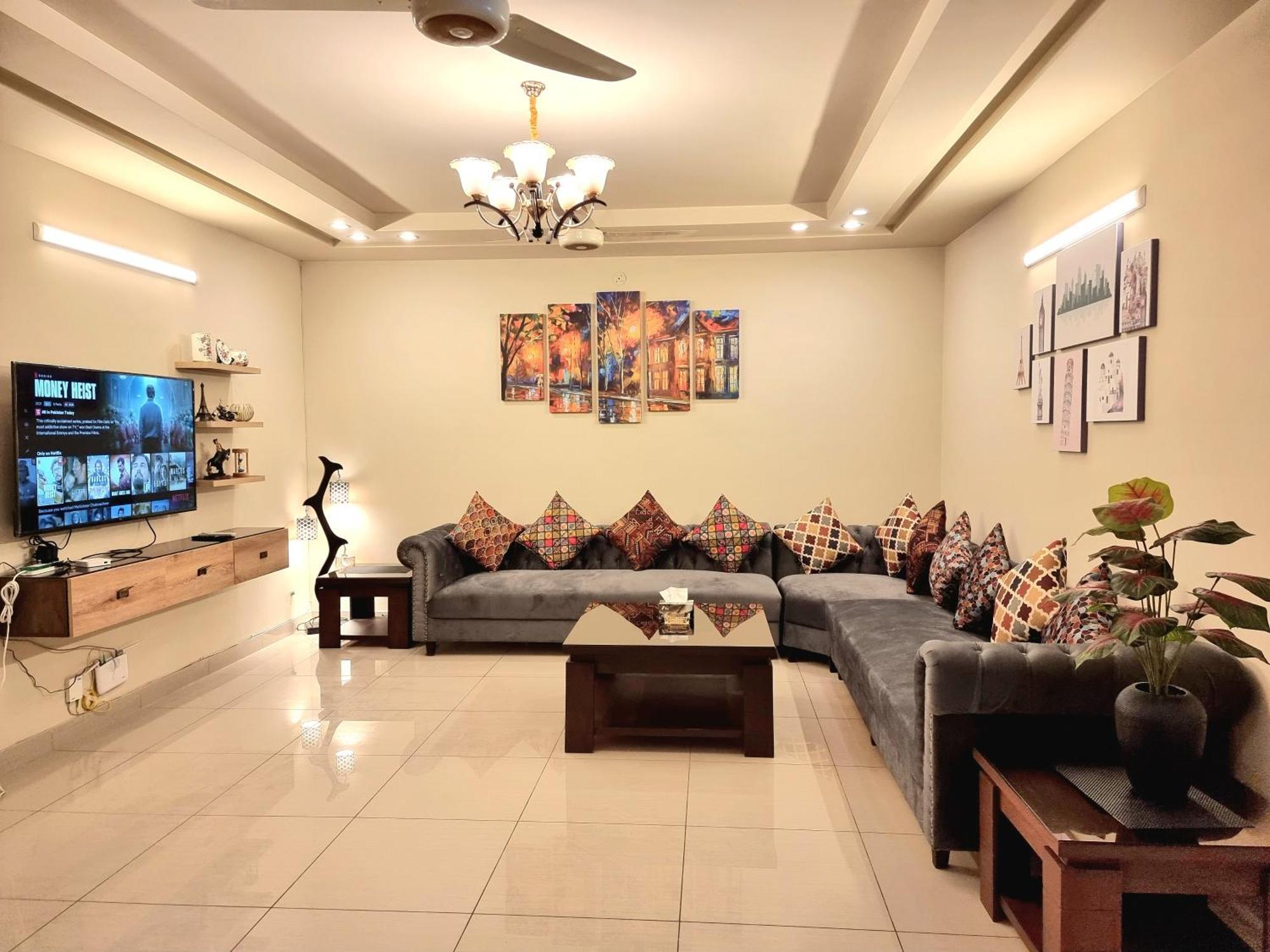 Luxurious Landing Apartments & Suites Bahria Town Равалпинди Стая снимка